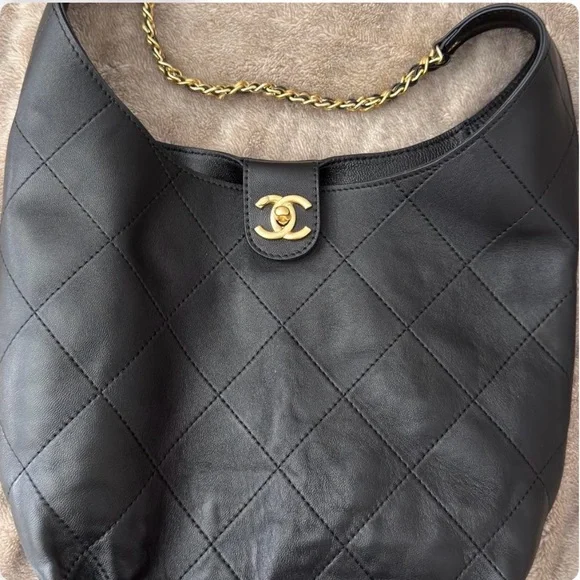 Elegant Black hobo Quilted Shoulder Bag - Picture 2 of 7